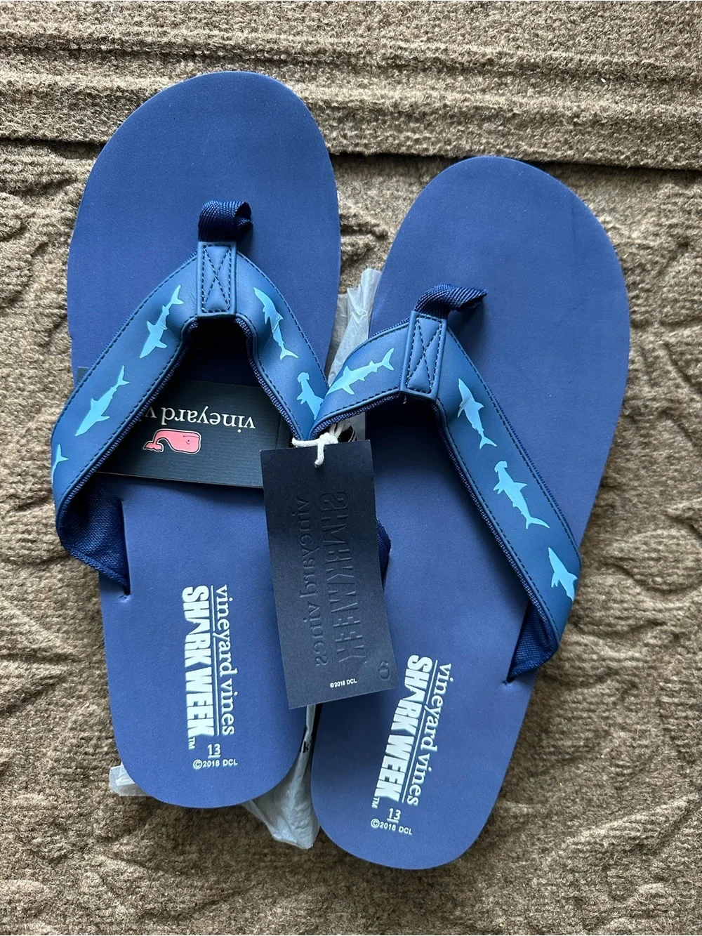 vineyard vines Men’s Blue Shark-Print Flip Flops shark week, size 13